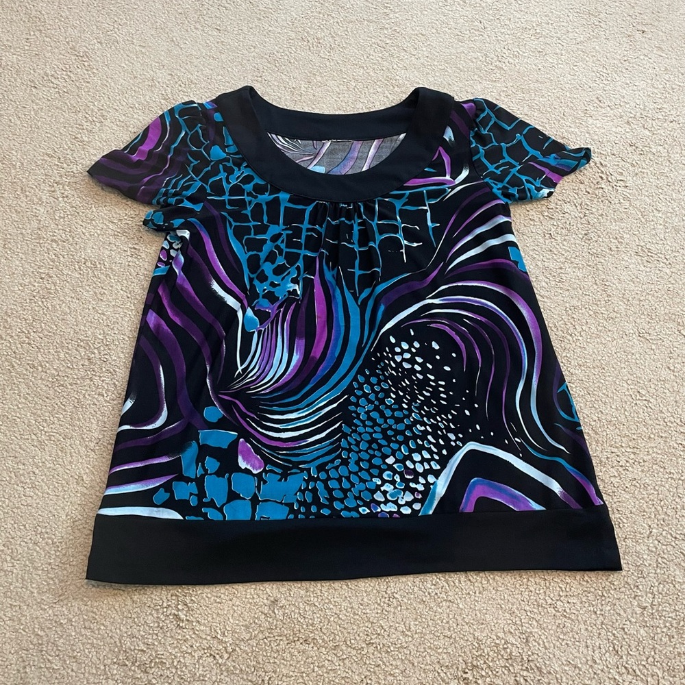 💜 5 for $25 Purple, blue and black short sleeve blouse.